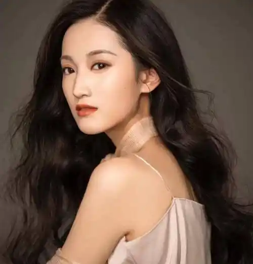 原创叛逆派演员黄诗佳靠天赋入行更要让演技发光