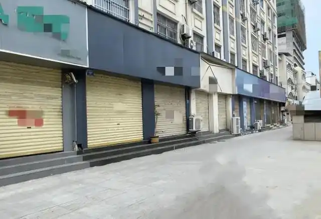 回顾疫情下一眼镜店生意惨淡房租不降反升搬店后遭原房东打砸