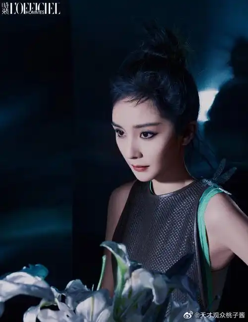 杨幂丸子头冷感大片