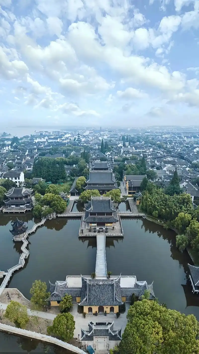 周庄古镇位于江苏省苏州市昆山市周庄镇全福路43号,始建于北宋 - 抖音