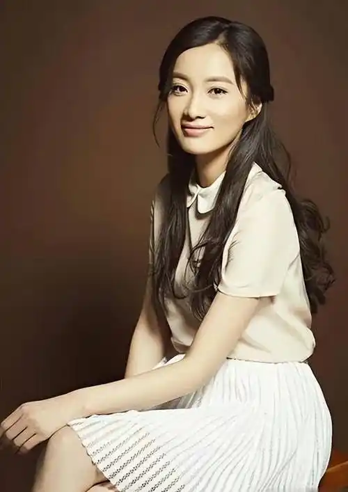 直到徐翠翠遇见了赵本山,赵本山一眼就看中了人群中的徐翠翠,他十分