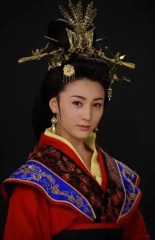 一婚娶美女主持,二婚娶气质女星,今现女友小30岁,真是艳福不浅