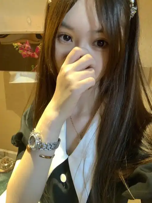 捂脸拍照好好看