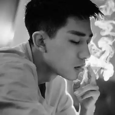 标签:男生头像,伤感,抽烟,伤感头像,抽烟头像