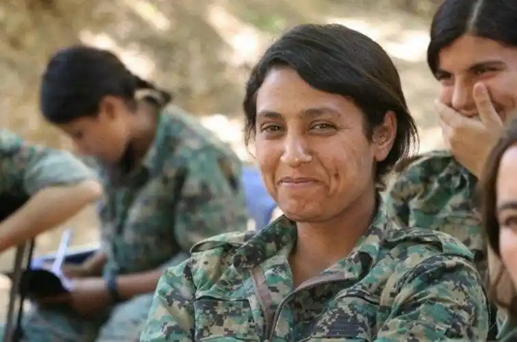叙利亚库尔德女战士尸体被辱画面曝光引爆叙所有库尔德人怒火