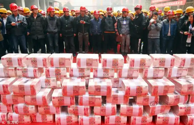 千万现金堆成山 农民工领到了血汗钱