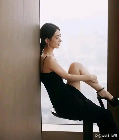 赵丽颖身着吊带小黑裙,展现出简约而性感的风格.