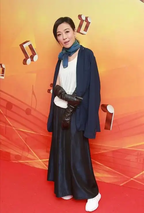 袁洁莹真会扮嫩一把年纪穿牛仔装梳背头状态好看不出真实岁数