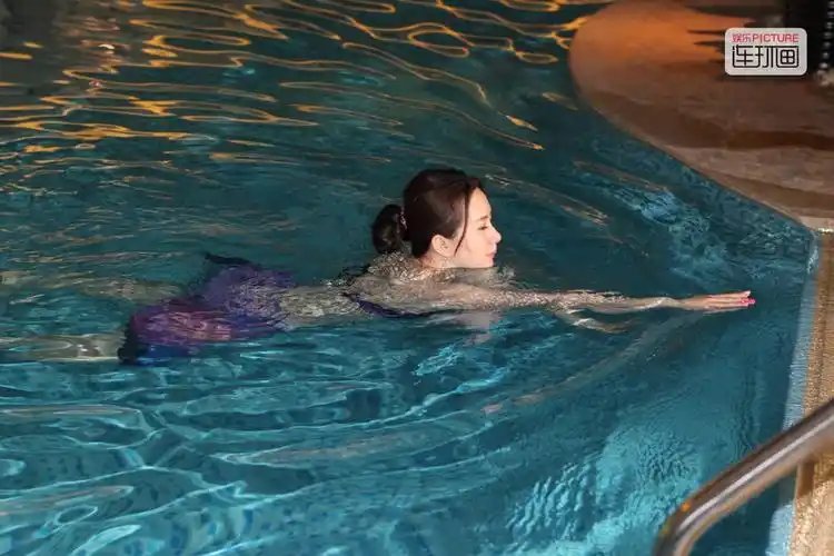 "晶女郎"孟瑶海边度假晒性感照