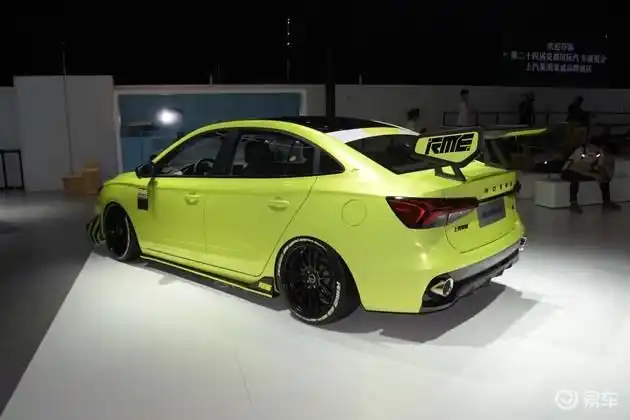 2021成都车展:实拍荣威i5 改装版 全新涂装/造型更激情