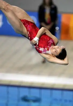 图文:女子跳水三米板决赛 郭晶晶在比赛中