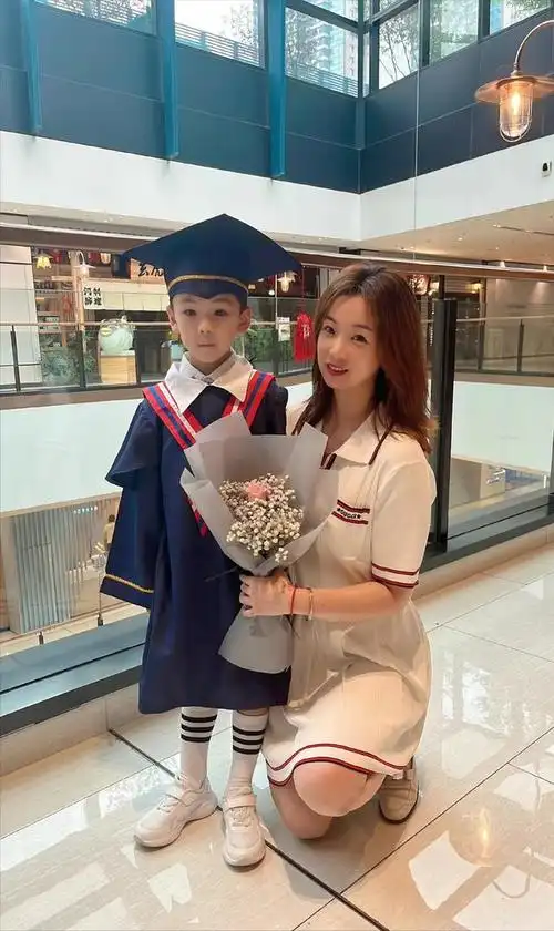 杨鸣与妻子专属浪漫!气质型妻子手捧鲜花,儿子坐在球场,很温馨