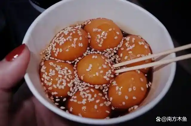 1.臭豆腐 长沙臭豆腐是湖南省长沙市的一道传统特色小吃,属于湘菜.