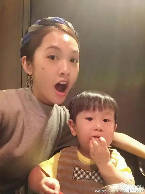 杨丞琳抱闺蜜儿子卖萌网友看成孩子的外婆