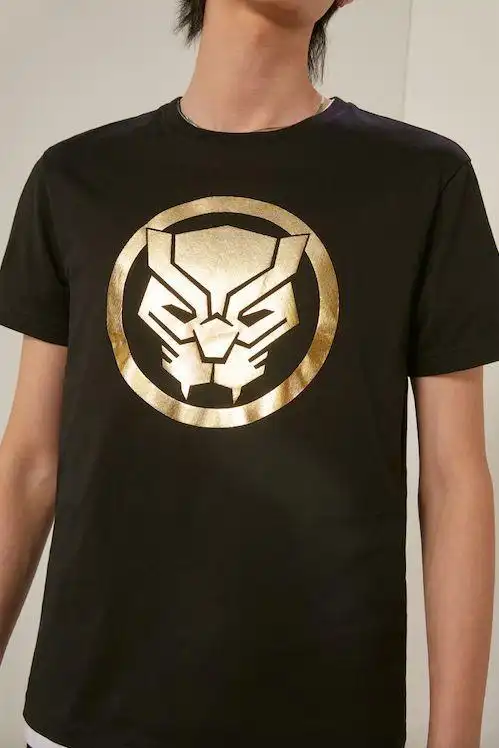大面积的金箔黑豹图腾格外显眼,黑色打底让整件t-shirt霸气十足!