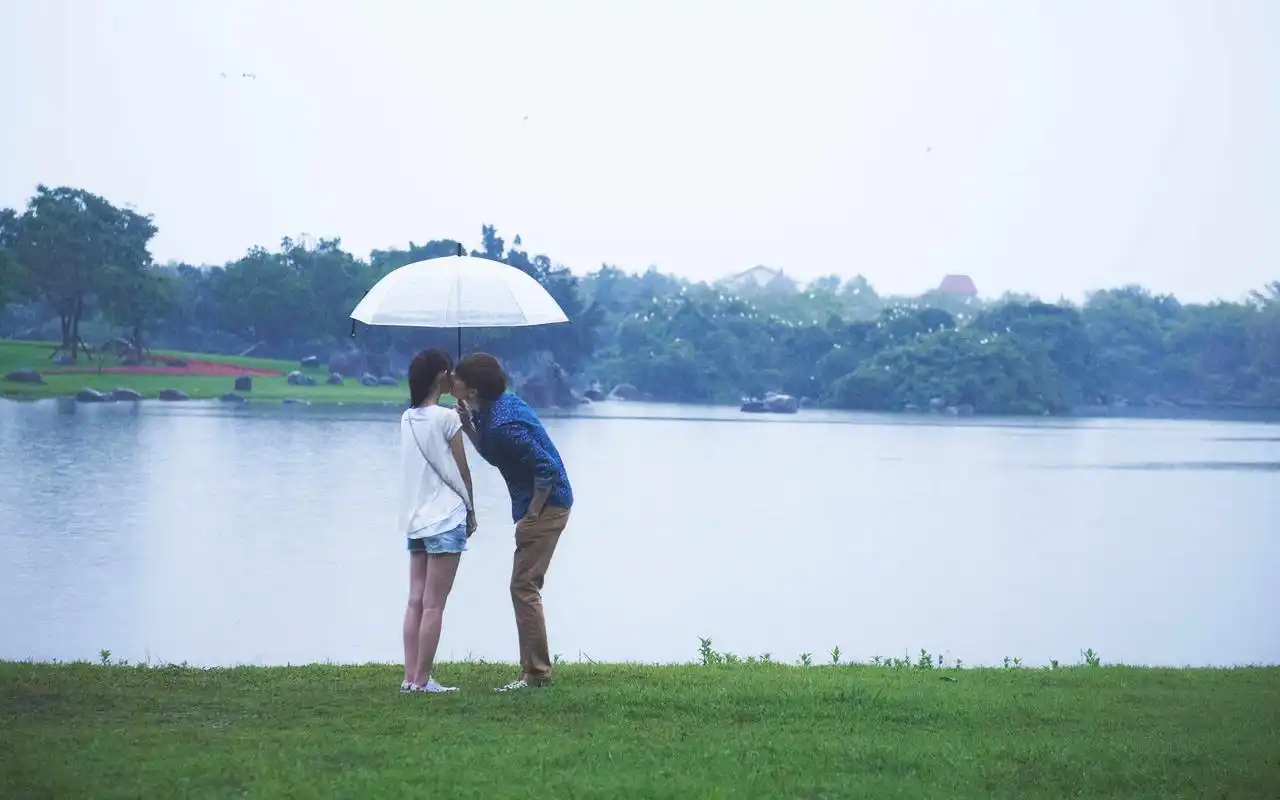 《听见下雨的声音》浪漫爱情桌面壁纸