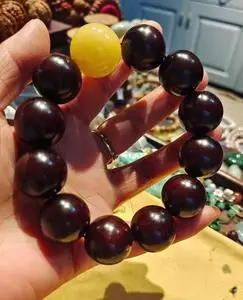 小叶紫檀手串2.0大尺寸,带鱼鳞底,配大蜜蜡顶珠,全程手套盘