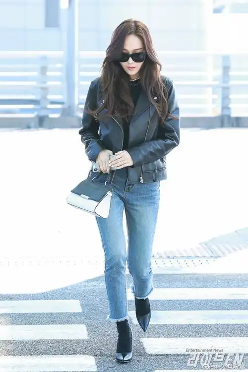 郑秀妍机场街拍,上演美腿杀,身材婀娜有致,曲线完美,颜值爆棚.