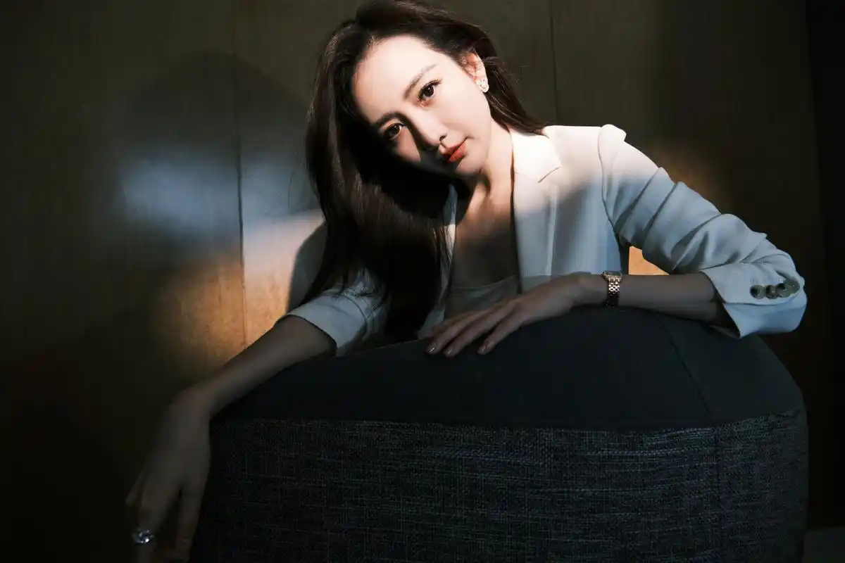 王鸥光影氛围感写真壁纸