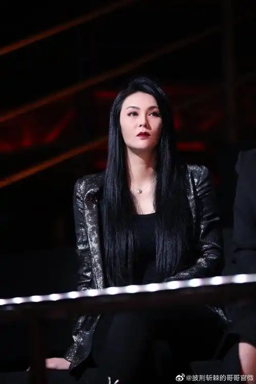 见多了张淇在节目中各种花式夸老婆,这下真人终于出镜了,果然也是一位