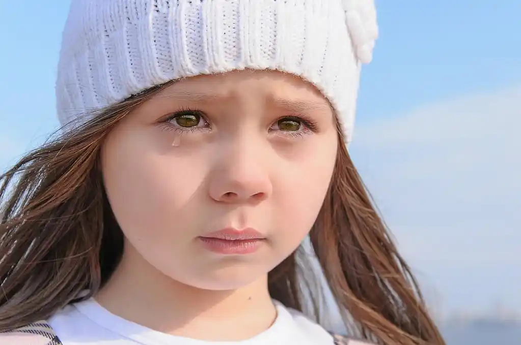 小女孩,一个可爱的小女孩哭的肖像