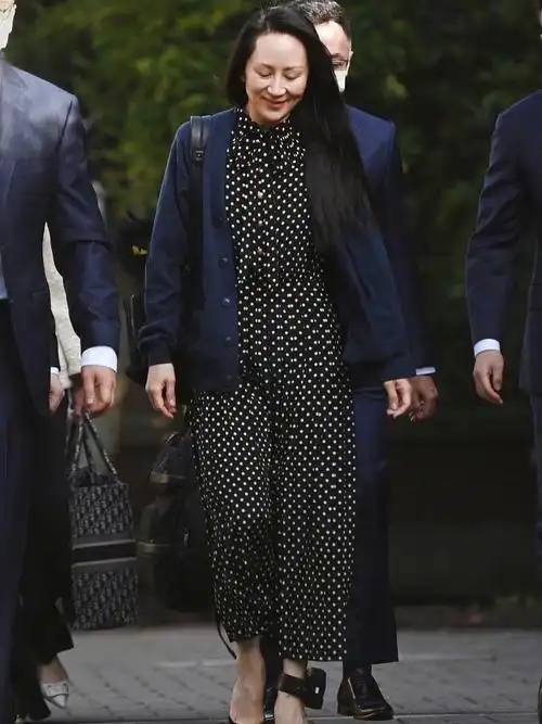 看51岁的孟晚舟才发现:裙子不配丝袜更高级,裤子搭高跟鞋更洋气