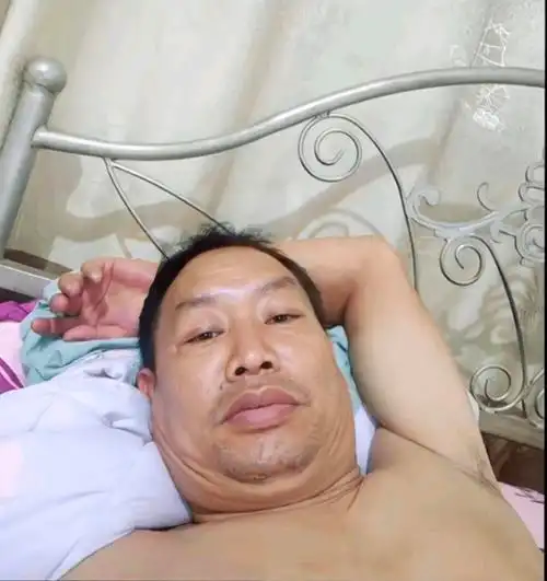 光膀子自拍大叔你的名字是