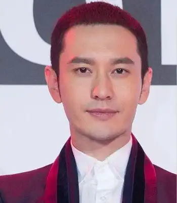 黄晓明由于经常拍古装戏,加上一些年代比较久远的戏,他的头发经常被剃