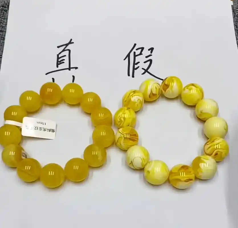 琥珀的真假分辨可以从以下几个方面进行:  观察外观特征: 天然琥珀的