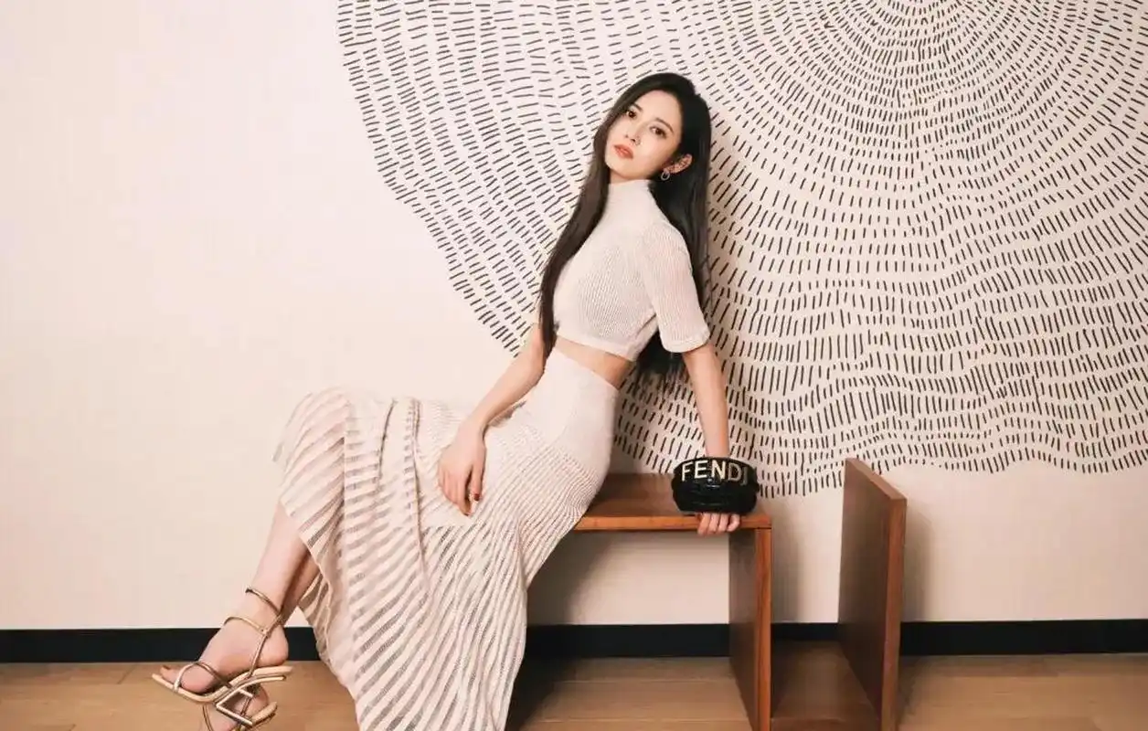 陈钰琪精美写真图   #中国版chatgpt来了# #娱乐最前沿