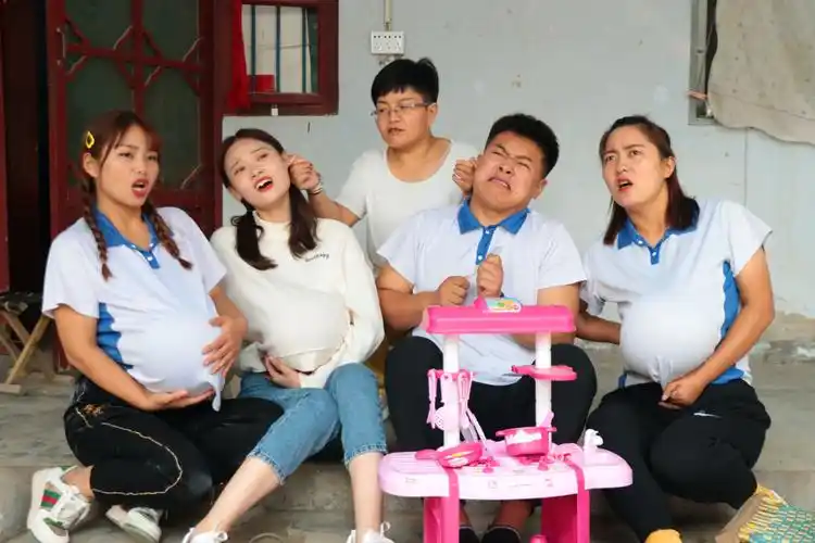 小雪几个玩过家家假怀孕谁知刘星也想当妈妈不害臊