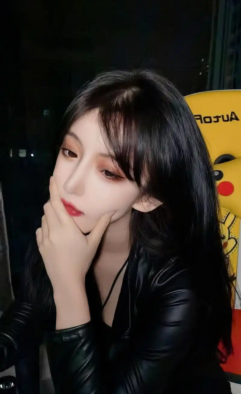 女神变女神经呆妹儿穿皮衣秀身材结果一句话让粉丝捂脸