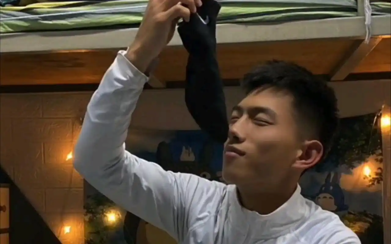 帅气体育生小哥哥大概男孩子都喜欢闻袜子的吧