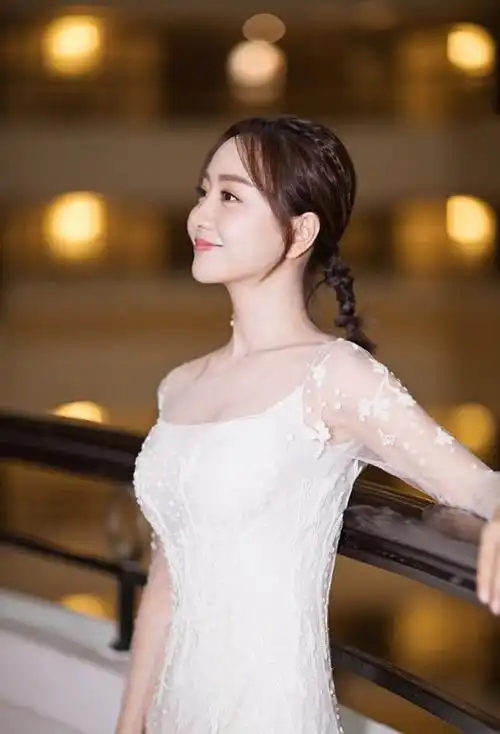 杨蓉吊带裙外面罩层纱美若天仙,侧身照一出,网友直呼:不敢看-明星日志