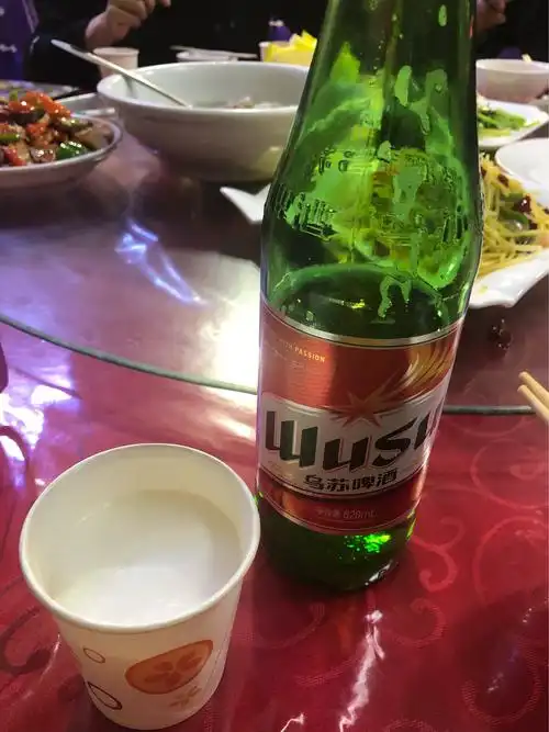 晚上试了下号称夺命大乌苏的乌苏啤酒,啤酒气泡持久不散,据说一瓶就倒