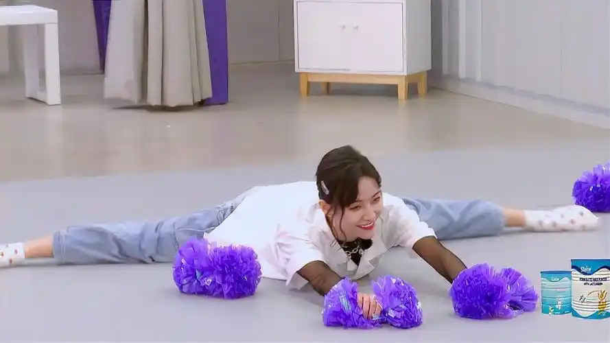 许佳琪单手侧手翻一字马说来就来却被一旁的汪苏泷笑喷丨小巨人