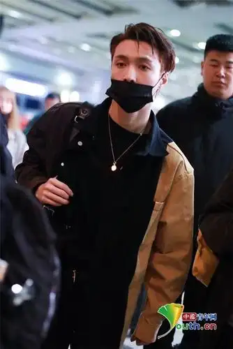 张艺兴深夜现身机场 梳狼奔头单肩挎包潇洒帅气