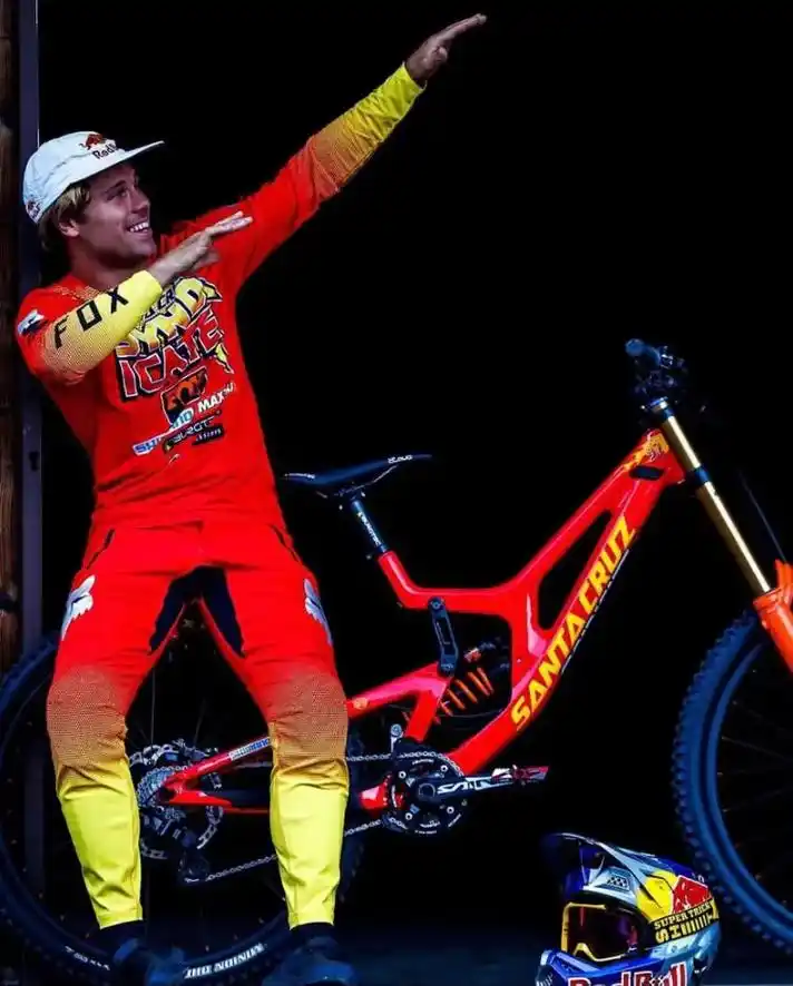 汽车总动员 闪电麦昆涂装v10.还有 新款saint后拨 新 - 抖音