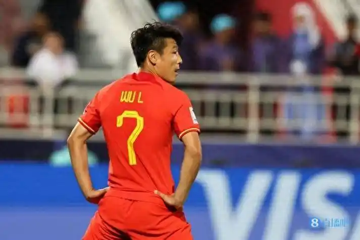 比赛结束后,大量网友在武磊个人社媒下面留言,对武磊进行了辱骂和言语