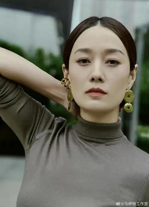 马伊琍又换发型了,中分贴头皮短发搭西装裙,精致又干练!