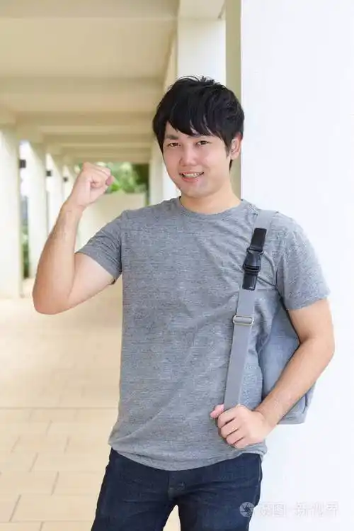 那个高兴地摆姿势的年轻人