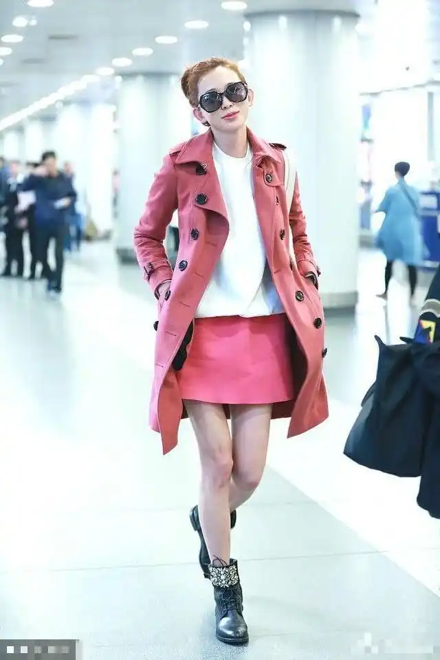 作为机场大军的一员,明星们走在机场里的短短几分