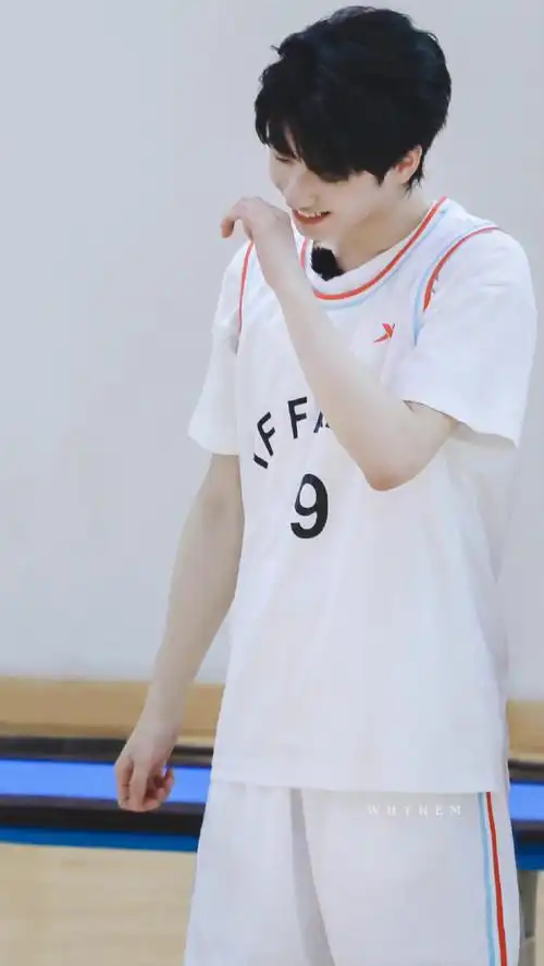 严浩翔初中打篮球旧照