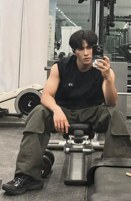 可以是腹黑王爷,可以是战损将军,可以是都市潮男,可以是野性帅哥