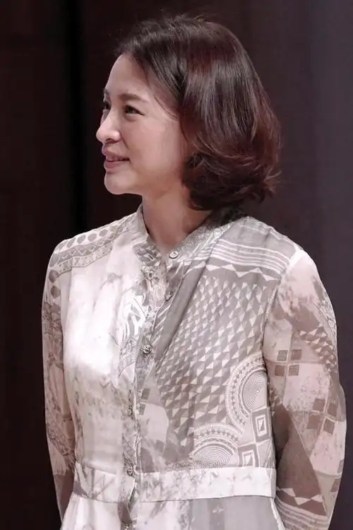 董卿素颜状态简直了,穿印花连衣裙配小白鞋,波波头发型像大学生|西装