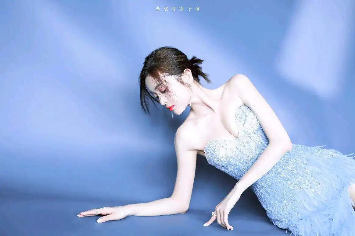 吴宣仪渐变蓝色礼服,修长傲人身材令人心动!