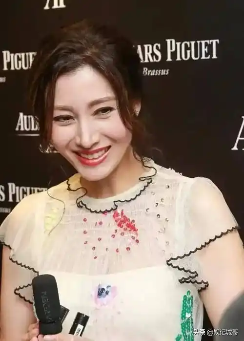 李嘉欣素颜照有大黄牙,眼袋,鱼尾纹明显,难道她嫁入豪门受苦吗_化妆