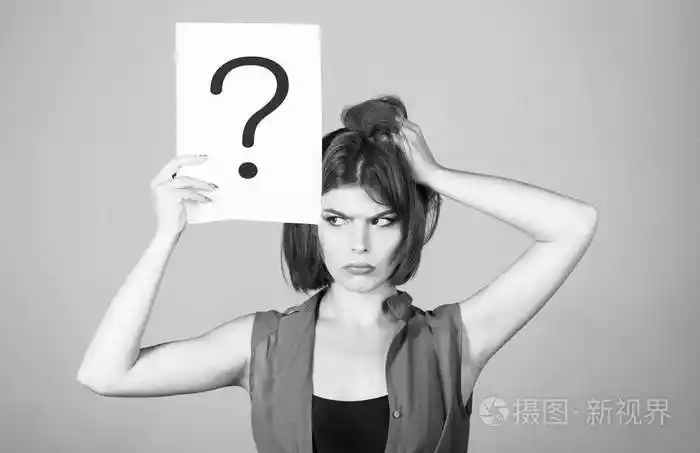 得到答案思考问号符号女孩的问题表情可疑有疑问的女人有思想的女人