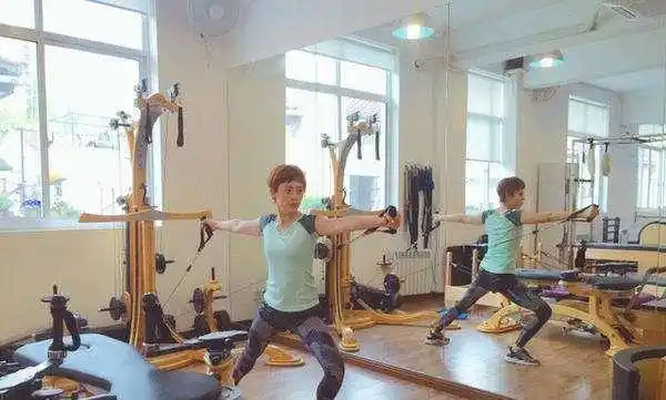 原创50岁王菲罕见去健身房挥汗天后近照细腰吸睛看来是瘦回来了