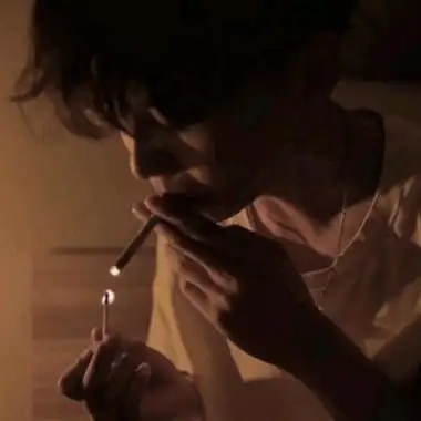 叼着烟的男生头像高清伤感侧脸男生抽着烟的头像图片